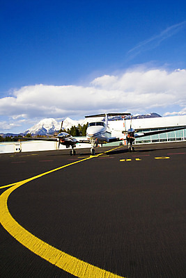 포토 JPG 해외이미지 구름 스포츠 조각 여행 이동 날개 교통시설 하늘 휴가 비행기 사람없음 빨간색 노란색 기계 줄무늬 흰색 역 공항 작음 주차 도착 항공 출발 꼬리 프로펠러 활주로 엔진 격납고 대패 해외202004 해외포토 자연요소 길 컬러 교통 컨셉 무늬 항공교통 대중교통 크기 시설 파일형식 이미지허브