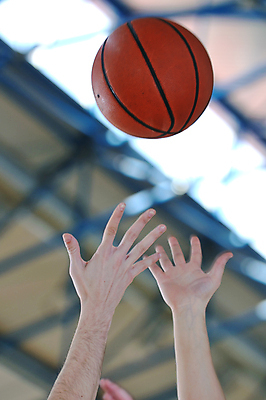 포토 JPG 해외이미지 손 농구 농구공 실내 아웃포커스 신체부위 운동 농구장 손뻗기 해외포토 공 스포츠시설 모션 촬영기법 건강 사람 내부 구기 파일형식 이미지허브