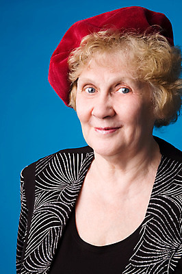 포토 JPG 해외이미지 백인 1 라이프스타일 여자 행복 할머니 얼굴 건강 한명 미소 웃음 사람 성인 빨간색 파란색 금발 머리 검은색 표현 은퇴 70대 옛날 해외202004 해외포토 서양인 헤어스타일 노년 감정 컬러 표정 생활 신체부위 파일형식 이미지허브