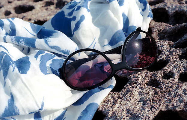 포토 JPG 해외이미지 안경 바다 휴가 휴식 사람없음 야외 여름 파란색 태양 반사 맑음 바위 흰색 면 해외202004 해외포토 자연요소 잡화 계절 컬러 컨셉 날씨 돌_바위 파일형식 이미지허브