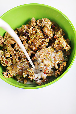 포토 JPG 해외이미지 음식 과일 아침 디저트 사람없음 식사 우유 에너지 견과류 사발 맛 아침식사 낟알 시리얼 밀 유기농 아몬드 내추럴 건포도 뮤즐리 시나몬 오트밀 귀리 해외202004 해외포토 주간 웰빙 컨셉 포도 유제품 곡류 사기그릇 건과일 파일형식 이미지허브