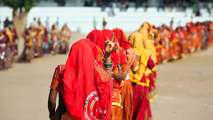 포토 JPG 해외이미지 전통 드레스 옷 여학생 여자 아시아 문화 얼굴 여행 목걸이 휴가 미소 사람 동양인 사람없음 야외 유행 축제 시골 춤 보석 인도인 낙타 북쪽 공평 베일 사리 힌두교 해외202004 해외포토 외국인 학생 나라 종교 장신구 포유류 문화예술 표정 인종 신체부위 광석 방향 파일형식 이미지허브