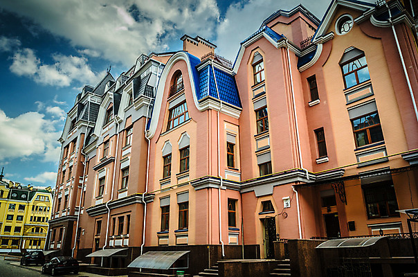 포토 JPG 해외이미지 나무 외관 유럽 문화 건축양식 창문 지붕 거리 주택 사람없음 초록색 파란색 도시풍경 갈색 노란색 계단 도시 도심 작음 장면 지역 타운 스카이라인 교외 우크라이나 해외202004 해외포토 식물 건축 나라 컬러 풍경 건물 크기 파일형식 이미지허브