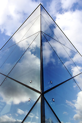 포토 JPG 해외이미지 구름 디자인 외관 벽 백그라운드 컨셉 비즈니스 건축양식 창문 유리 하늘 추상 직장 사람 사람없음 야외 건물 금융 파란색 사무실 반사 탑 금속 고층빌딩 거울 흰색 도시 업무 센터 플랫 질감 상업 일반 경영 진짜 철강 해외202004 해외포토 자연요소 건축물 건축 컬러 무늬 회사 재질 빌딩 경제 작업 파일형식 이미지허브