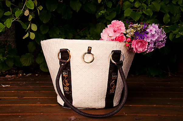 포토 JPG 해외이미지 여자 꽃 꽃다발 가방 선물 사람없음 장식 여름 장미 바구니 정원 밀짚 해외202004 해외포토 식물 잡화 계절 사람 짚 파일형식 이미지허브