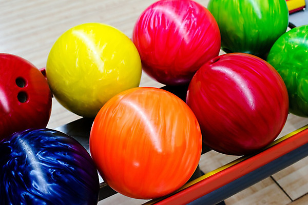 포토 JPG 해외이미지 모양 스포츠 분홍색 공 선반 실내 사람없음 가로 빨간색 초록색 파란색 빛 컬러풀 노란색 경쟁 게임 원형 구멍 사발 볼링 대리석 멀티 신발장 여의주 줄서기 해외202004 해외포토 도형 컬러 가구 컨셉 재료 모션 놀이 내부 구기 사기그릇 파일형식 이미지허브