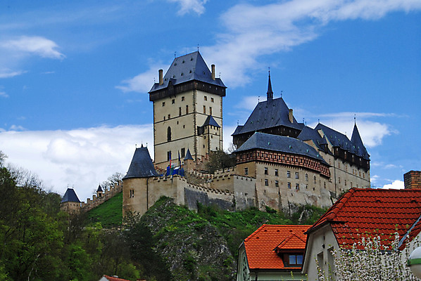 포토 JPG 해외이미지 전통 외관 유럽 벽 여행 건축양식 하늘 산 주택 사람없음 건물 여름 파란색 탑 궁전 바위 성 중세 역사 보호 언덕 체코 타운 고딕 귀족 보헤미아 세기 옛날 웅장함 스타일 해외202004 해외포토 건축물 계절 건축 나라 컬러 컨셉 고건축 모션 돌_바위 도시 파일형식 이미지허브