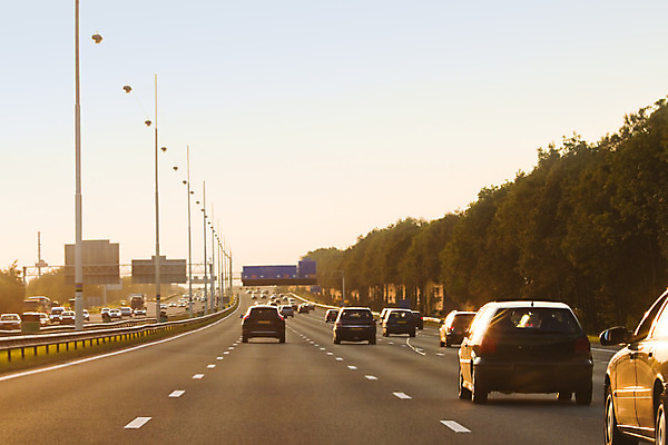 포토 JPG 해외이미지 도로 여행 교통시설 자동차 하늘 거리 사람없음 초록색 파란색 빛 일몰 운전 트럭 고속도로 저녁 잼 속도 바쁨 자동 해외202004 해외포토 길 육상교통 컬러 교통 모션 노을 소스_음식 야간 시설 파일형식 이미지허브