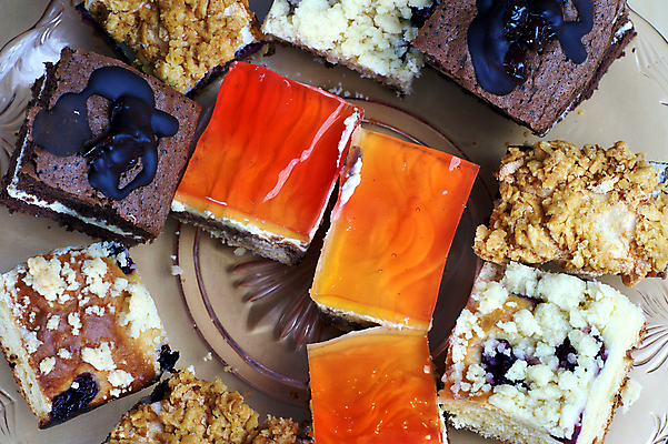 포토 JPG 해외이미지 접시 음식 과일 부분 유리 건강 사람없음 장식 케이크 초콜릿 사막 달콤 굽기 크림 젤리 다과 소매 폴란드 해외202004 해외포토 식기 유럽 재질 디저트 맛 구이 파일형식 이미지허브