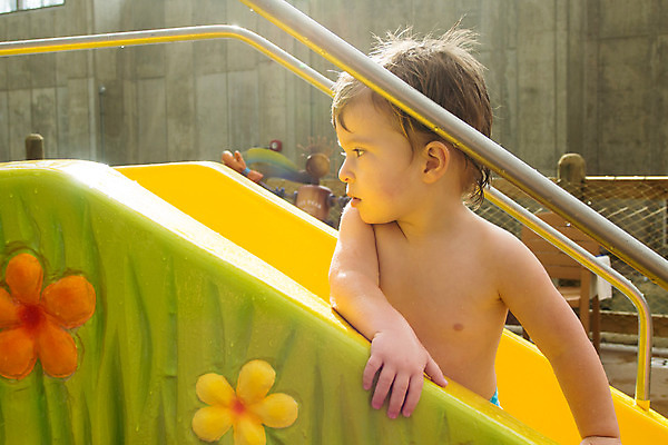 포토 JPG 해외이미지 백인 공원 남자 놀이 한명 소년 물 아기 기저귀 해외202004 해외포토 자연요소 서양인 1 공공시설 어린이 사람 아기용품 파일형식 이미지허브