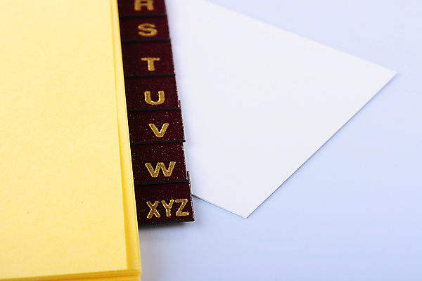 포토 JPG 해외이미지 알파벳 선 비즈니스 텍스트 사람 사람없음 사무실 노란색 자료 정보 신용카드 편지 폴더 페이지 질서 줄서기 목차 해외202004 해외포토 영어 컬러 모션 금융 예절 파일 파일형식 이미지허브