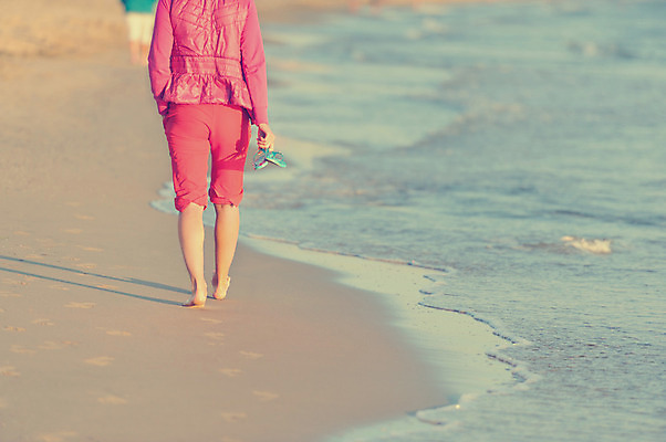포토 JPG 해외이미지 백인 라이프스타일 여자 행복 여유 모래 바다 발 휴가 휴식 수영장 사람 사람없음 야외 물 여름 빛 청춘 햇빛 걷기 일몰 흰색 신선 뜨거움 선탠 혼자 해외202004 해외포토 자연요소 서양인 계절 감정 컬러 컨셉 모션 생활 신체부위 태양 노을 파일형식 이미지허브