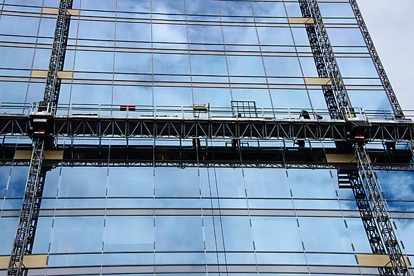 포토 JPG 해외이미지 비즈니스 창문 유리 하늘 사람없음 건물 사무실 반사 고층빌딩 거울 도시 작업 리프트 유지 발판 해외202004 해외포토 건축물 재질 빌딩 파일형식 이미지허브