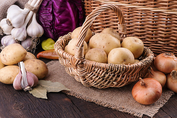 포토 JPG 해외이미지 음식 백그라운드 농업 다이어트 채소 고추 탁자 양파 감자 건강 마늘 요리 사람없음 목재 갈색 바구니 주방 어둠 수확 삼베 질감 양배추 날것 건강식 옛날 해외202004 해외포토 나무 산업 컬러 가구 재료 파일형식 천_직물 이미지허브