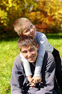 포토 JPG 해외이미지 나무 백인 라이프스타일 커플 옷 공원 남자 행복 무기 어린이 2 가족 포옹 자연 날씨 함께함 매달리기 소년 청년 야외 두명 10대 친구 햇빛 맑음 기쁨 치아 형제 목 유지 남동생 사춘기 해외202004 해외포토 서양인 식물 공공시설 감정 컨셉 관계 안기 모션 청소년 사람 성인 생활 신체부위 태양 소화기관 생태계 동생 파일형식 이미지허브