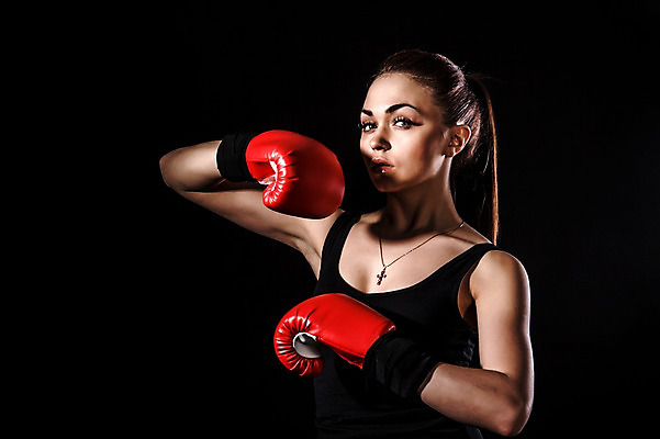 포토 JPG 해외이미지 백인 모델 라이프스타일 여자 유럽 스포츠 장갑 백그라운드 갈색머리 건강 그림자 한명 성인 빨간색 상자 갈색 검은색 어둠 힘 흰색 보호 위험 위협 싸움 스트라이크 엮은 운동가 킥복싱 해외202004 해외포토 서양인 1 헤어스타일 잡화 나라 컬러 컨셉 모션 사람 생활 권투 파일형식 이미지허브