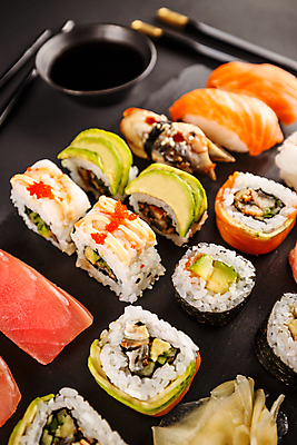 포토 JPG 해외이미지 젓가락 검은배경 실내 사람없음 초밥 간장 종지 김초밥 모듬초밥 아보카도 돌판 롤스시 생강초절임 연어초밥 일본음식 해외202004 참치초밥 해외포토 그릇 음식 백그라운드 과일 수저 내부 검은색 돌_바위 양념 연어 모듬 절임 파일형식 이미지허브