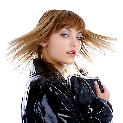 포토 JPG 해외이미지 백인 모델 1 학생 라이프스타일 응시 옷 여자 감정 얼굴 가방 날리기 바람 한명 사람 성인 파란색 유행 검은색 핸드백 흰색 우아함 작음 섬광 해외202004 해외포토 자연요소 서양인 시선 잡화 컬러 컨셉 모션 날씨 생활 신체부위 크기 파일형식 이미지허브