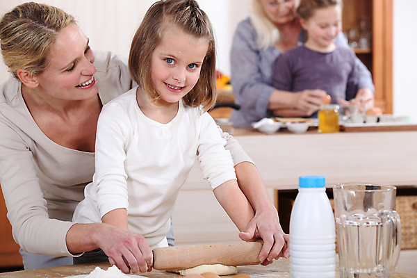 포토 JPG 해외이미지 백인 여자 딸 어린이 음식 벤치 재료 가족 탁자 엄마 디저트 함께함 실내 요리 여러명 가로 금발 케이크 주방 초콜릿 우유 작업 사발 붓기 밀 굽기 준비 반죽 만들기 와플 팬케이크 섞기 크레이프 해외202004 해외포토 서양인 헤어스타일 가구 다수 컨셉 의자 관계 모션 유제품 곡류 사람 내부 사기그릇 구이 파일형식 이미지허브