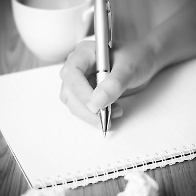 포토 JPG 해외이미지 손 흑백 실내 아웃포커스 신체부위 펜 공책 기록 잡기 해외202004 해외포토 모션 문구용품 촬영기법 사람 내부 필기구 파일형식 이미지허브