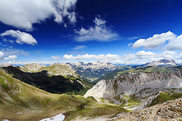 포토 JPG 해외이미지 구름 공원 유럽 여행 자연 하늘 산 안테나 파노라마 풍경 사람없음 야외 초록색 여름 파란색 마을 계곡 이탈리아 하이킹 바위 정상 산등성이 알프스 암초 절정 해외202004 해외포토 자연요소 계절 공공시설 나라 컬러 통신 레저 촬영기법 돌_바위 생태계 파일형식 이미지허브