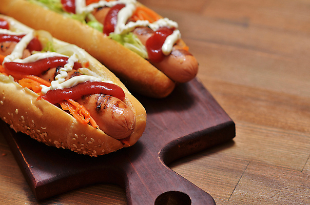 포토 JPG 해외이미지 실내 사람없음 두개 소시지 케첩 핫도그 마요네즈 나무도마 나무배경 해외202004 해외포토 음식 백그라운드 2 도마 패스트푸드 내부 목재 소스_음식 가공식품 파일형식 이미지허브