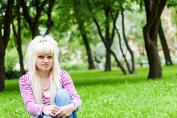 포토 JPG 해외이미지 백인 모델 1 긴머리 응시 공원 행복 여유 얼굴 포즈 생각 벤치 자연 건강 한명 미소 사람 앉기 성인 야외 10대 초록색 여름 금발 봄 줄무늬 활발 신선 기다림 사춘기 심각 해외202004 해외포토 서양인 헤어스타일 시선 계절 공공시설 감정 컬러 컨셉 무늬 의자 모션 청소년 표정 신체부위 생태계 파일형식 이미지허브