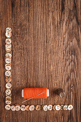 포토 JPG 해외이미지 디자인 버튼 날씨 프레임 3 취미 사람없음 목재 빨간색 손상 수확 골동품 흰색 기구 도구 공구 시골 면 업무 칼날 실 정상 바느질 자주색 자르기 묘사 오브젝트 복고 클립 롤 실타래 수공예 얼레 재단 그런지 옛날 철강 유일 해외202004 해외포토 나무 컬러 컨셉 농업 재료 모션 작업 공예 파일형식 이미지허브