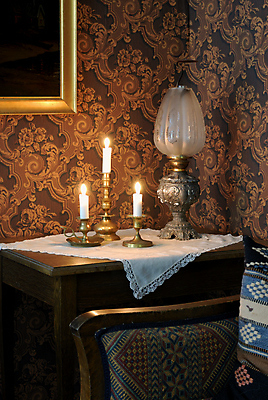 포토 JPG 해외이미지 라이프스타일 가구 거실 패턴 초 벽지 탁자 주택 실내 사람없음 인테리어 골동품 클래식 캐비닛 양초꽂이 해외202004 해외포토 디자인 생활용품 컨셉 무늬 내부 건물 생활 사물함 꽂이 파일형식 이미지허브