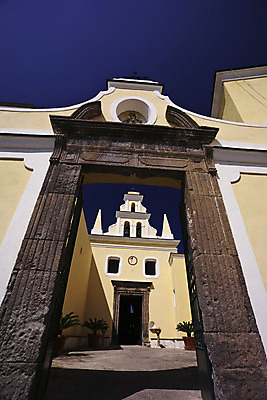 포토 JPG 해외이미지 나무 유럽 바다 섬 여행 요트 건축양식 자연 하늘 호텔 휴가 풍경 사람없음 야외 초록색 물 여름 컬러풀 태양 맑음 봄 이탈리아 도시 만 보트 성 역사 지중해 타운 아라곤 남쪽 나폴리 해외202004 해외포토 자연요소 식물 건축물 계절 건축 나라 컬러 배_교통 숙소 날씨 스페인 방향 생태계 파일형식 이미지허브