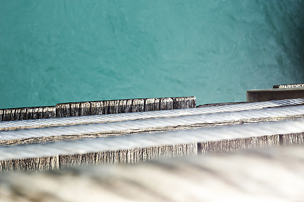포토 JPG 해외이미지 응시 밧줄 여행 컨셉 휴가 거리 아이디어 매달리기 안전 사람없음 목재 파란색 강 갈색 걷기 산책로 널 각도 보험 건너기 슬로베니아 해외202004 해외포토 나무 시선 유럽 길 줄 컬러 재료 모션 파일형식 이미지허브