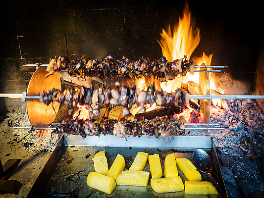 포토 JPG 해외이미지 동물 전통 접시 문화 음식 조류 불 육류 옥수수 요리 사람없음 노란색 금속 식사 이탈리아 소고기 흰색 죽음 뜨거움 꼬치 그릴 바비큐 굽기 묘사 준비 벽난로 사냥 참새 베이컨 사냥꾼 세이지 식품점 해외202004 해외포토 자연요소 직업 식기 유럽 컬러 식재료 재질 주방용품 곡류 돼지고기 상점 구이 파일형식 이미지허브