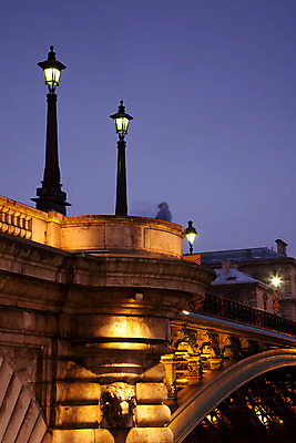 포토 JPG 해외이미지 가로등 건축양식 조명 풍경 사람없음 야외 빛 프랑스 야간 파리_프랑스 노트르담 가교 해외202004 해외포토 자연요소 건축물 공공시설 건축 유럽 파일형식 이미지허브