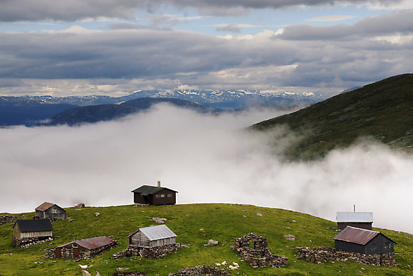 포토 JPG 해외이미지 구름 산 주택 사람없음 건물 농장 양 해외202004 해외포토 자연요소 건축물 농업 포유류 파일형식 이미지허브
