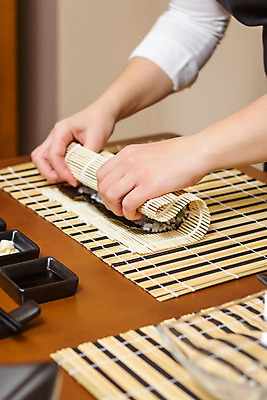 포토 JPG 해외이미지 전통 여자 아시아 음식 다이어트 밥 오이 새우 콩 건강 관리 어류 요리 동양인 사람없음 식당 일본 요리사 저녁식사 초밥 회 매트 게 신선 해조류 칼 고추냉이 해산물 대나무 준비 날것 만들기 롤 연어 시트 생강 아보카도 점심식사 대두 해외202004 해외포토 나무 직업 나라 채소 과일 모션 곡류 갑각류 사람 인종 상점 식사 수중동물 양념 해양식물 일본음식 파일형식 이미지허브