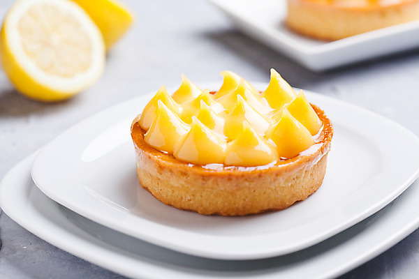 포토 JPG 해외이미지 접시 음료 음식 조각 십자가 잎 과일 디저트 귤 사람없음 목재 노란색 케이크 껍질 신선 달콤 맛 설탕 굽기 레몬 민트 크림 충동구매 어려움 타르트 페스츄리 핸드메이드 해외202004 해외포토 나무 식물 식기 빵 컬러 컨셉 재료 쇼핑 구이 허브 파이_빵 과소비 파일형식 이미지허브