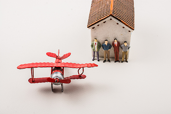 포토 JPG 해외이미지 비행기 실내 사람없음 흰배경 인물미니어처 집모양 해외202004 해외포토 모양 백그라운드 항공교통 대중교통 내부 미니어처 흰색 파일형식 이미지허브