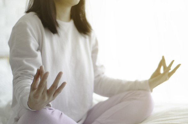 포토 JPG 해외이미지 라이프스타일 손 여자 스포츠 포즈 신체 요가 아침 휴식 주택 실내 따뜻함 건강 연꽃 사람 앉기 동양인 사람없음 내부 운동 새벽 방 고통 마음 침대 최고 날씬함 연습 명상 두통 엘리먼트 필라테스 아사나자세 해외202004 해외포토 주간 자연요소 웰빙 꽃 감정 가구 컨셉 모션 인종 건물 생활 신체부위 요가자세 질병 몸매 파일형식 이미지허브