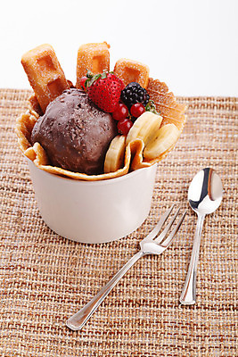 포토 JPG 해외이미지 열매 음식 과일 딸기 디저트 바나나 사람없음 컵 빨간색 여름 컬러풀 노란색 초콜릿 얼음 추위 흰색 신선 막대기 달콤 맛 혼합 크림 와플 내추럴 바닐라 섞기 해외202004 해외포토 자연요소 식물 식기 계절 컬러 컨셉 파일형식 이미지허브