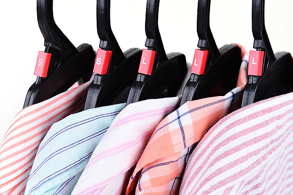 포토 JPG 해외이미지 옷 셔츠 티셔츠 사람없음 빨간색 파란색 쇼핑 유행 꼬리표 세일 상점 흰색 가격 쇼핑몰 소매 매각 스타일 해외202004 해외포토 컬러 상의 라벨 파일형식 이미지허브