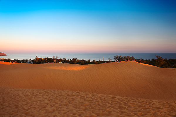 포토 JPG 해외이미지 아시아 모래 바다 여행 백그라운드 오렌지 자연 하늘 동양인 풍경 사람없음 야외 빨간색 여름 파란색 모래사장 햇빛 맑음 침묵 황혼 일몰 새벽 사막 모래언덕 그림 베트남 수평선 해외202004 해외포토 자연요소 계절 나라 컬러 과일 날씨 인종 태양 노을 동남아시아 소리 언덕 생태계 파일형식 이미지허브