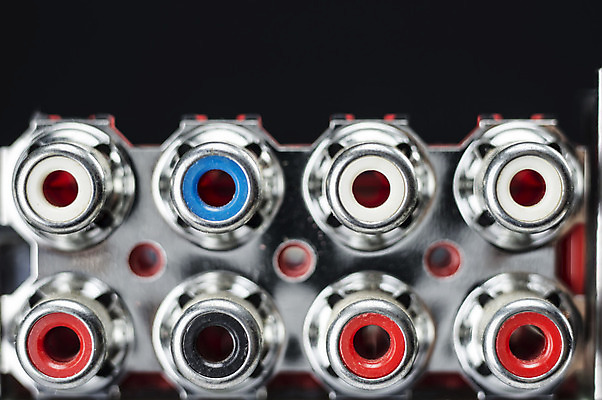 포토 JPG 해외이미지 음악 백그라운드 사람없음 빨간색 전자제품 컴퓨터 노란색 디지털 검은색 텔레비전 소리 장비 흰색 연결 합성 오디오 철사 시스템 동영상 고립 해외202004 해외포토 컬러 문화예술 파일형식 이미지허브