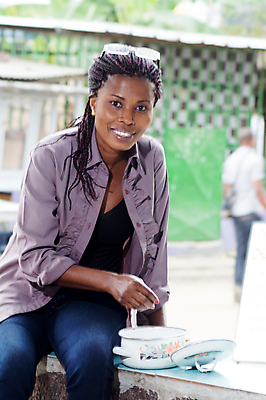 포토 JPG 해외이미지 접시 관리 한명 사람 앉기 사발 먹기 해외202004 해외포토 1 식기 모션 사기그릇 파일형식 이미지허브