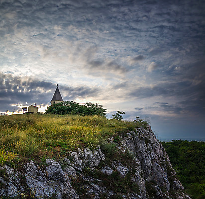 포토 JPG 해외이미지 나무 구름 종교 건축양식 자연 하늘 아침 풍경 사람없음 야외 건물 초록색 파란색 햇빛 교회 저녁 숲 언덕 멀리 슬로바키아 많음 해외202004 해외포토 주간 자연요소 식물 건축물 건축 유럽 컬러 컨셉 종교건축 태양 야간 생태계 파일형식 이미지허브