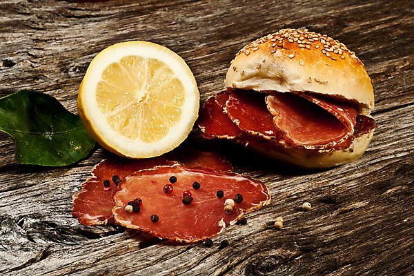 포토 JPG 해외이미지 전통 음식 빵 조각 샌드위치 육류 돼지고기 요리 사람없음 목재 빨간색 식사 자르기 레몬 허리 햄 날것 후추 훈제 해외202004 해외포토 나무 컬러 과일 식재료 재료 모션 신체부위 향신료 파일형식 이미지허브