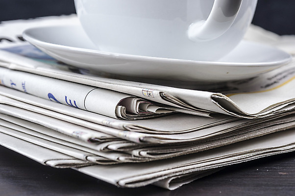 포토 JPG 해외이미지 교육 종이 커피 음료 음식 생각 탁자 아침 사람없음 컵 독서 주방 카페 신문 뉴스 아침식사 문서 문학 에스프레소 해외202004 해외포토 주간 식기 가구 간행물 상점 식사 파일형식 이미지허브