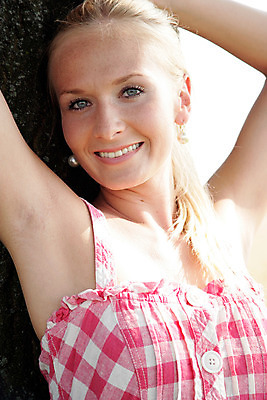 포토 JPG 해외이미지 나무 행복 여유 여행 자연 휴식 한명 웃음 풍경 여름 금발 봄 기쁨 자신감 해외202004 해외포토 식물 1 헤어스타일 계절 감정 컨셉 표정 사람 생태계 파일형식 이미지허브