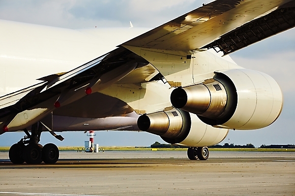포토 JPG 해외이미지 여행 날개 비즈니스 교통시설 모션 비행기 사람없음 글로벌비즈니스 힘 화물 흰색 공항 저녁 큼 항공 속도 활주로 제트기 이륙 엔진 물류 대패 수입 착륙 해외202004 해외포토 길 컬러 교통 항공교통 대중교통 글로벌 운송업 야간 크기 시설 파일형식 이미지허브