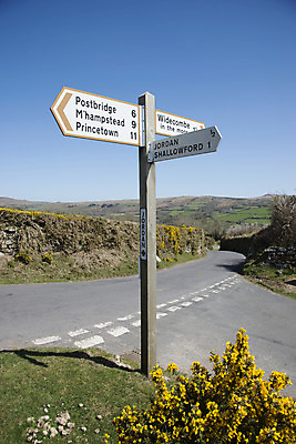 포토 JPG 해외이미지 공원 도로 잉글랜드 국립공원 사람없음 시골 표지판 방향 길가 다트무어 요르단 해외202004 해외포토 공공시설 길 중동 교통시설 영국 알림판 파일형식 이미지허브