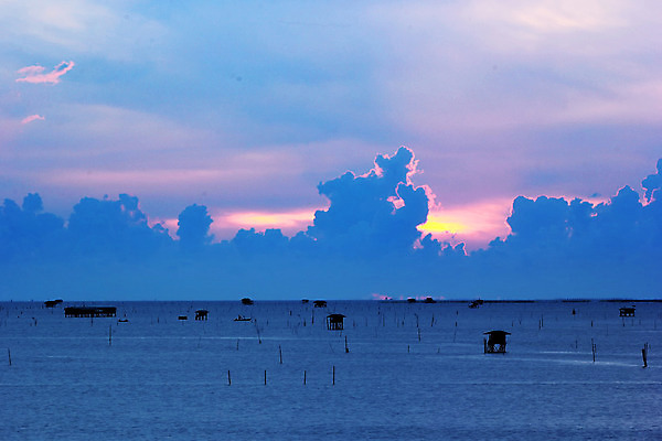 포토 JPG 해외이미지 구름 모래 바다 여행 백그라운드 자연 벽지 하늘 아침 휴가 휴식 풍경 사람없음 야외 물 여름 파란색 햇빛 태양 평화 일출 환경 일몰 새벽 안개 신선 뜨거움 휴양지 천국 오존 파라다이스 해외202004 해외포토 주간 자연요소 계절 컬러 컨셉 날씨 노을 장소 생태계 파일형식 이미지허브